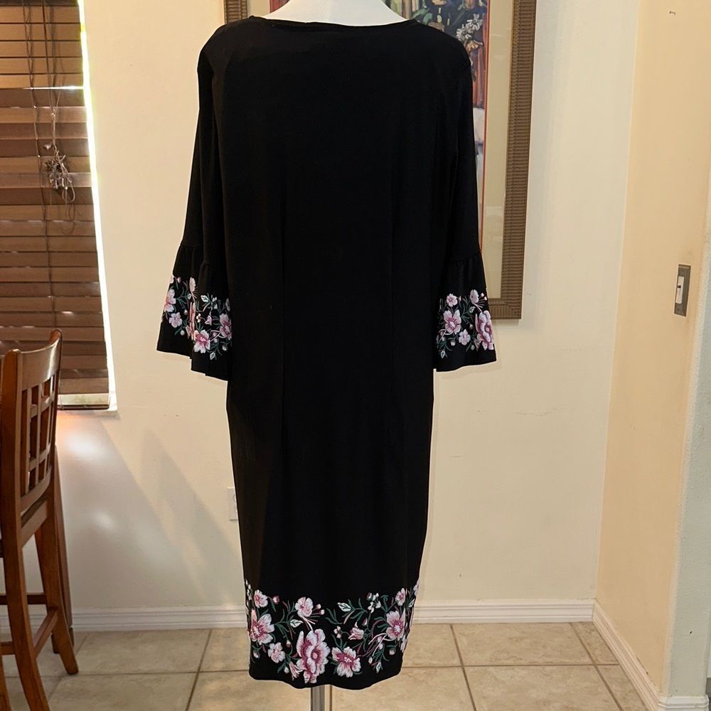 Roz & Ali  Black Floral Shift Dress w/ Ruffled Sleeves  Size 1X - Picture 11 of 12
